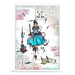 Kolorierte Beispielkarte mit der gestempelten Schreiberin im blauen Kleid, floralem Hintergrundmuster und dem Schriftzug „GET LOST IN A GOOD BOOK“.