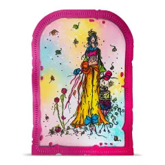 Anhänger-Karte in Bogenform mit der gestempelten Modefigur im gelben Kleid auf pink-gelbem Aquarell-Hintergrund.