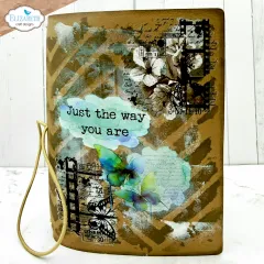 Anwendungsbeispiel: braunes Journal-Cover mit Spruch „Just the way you are“, Filmstreifen-Stempel und Aquarell-Schmetterling.