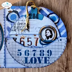 Anwendungsbeispiel: blaue Journalseite mit Nummernschild-Ausschnitt „657“, Porträtfoto und Zahlen-/Wort-Schablone „Love“.