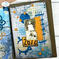 Anwendungsbeispiel: blaue Journalseite mit Kinderfoto, Nummernschild „2672“ und Waben-Stanzelementen in Blau.