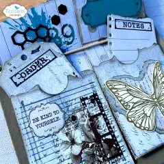 Anwendungsbeispiel: blaue Journalseite mit Schmetterlings-Stanzform, Notizzettel „Notes“ und Spruch „Be kind to yourself“.