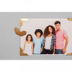 Familienfoto mit goldfarbenen Fotoecken, die mit dem Stanzer erstellt wurden