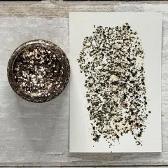 Distress Liquid Tinsel Tarnished angewendet in Behälter und auf Papier, grausilberner strukturierter Glitzereffekt