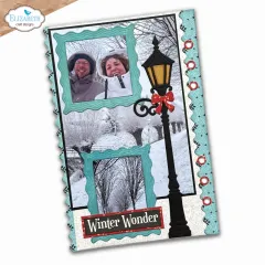 Gestaltete Scrapbooking-Seite mit türkisem gewelltem Rahmen, Winterfoto eines Paares, schwarze Laterne mit roter Schleife und Schneekulisse