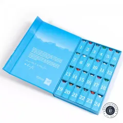 Vollständig aufgeklappter Aurifil Adventskalender mit nummerierten Fächern und integriertem Text