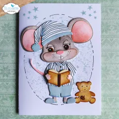 Karte mit gestanzter Maus im gestreiften Schlafanzug, Buch und Teddybär auf hellblauem Sternenhimmel
