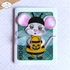Karte mit Maus im Bienenkostüm und Kürbistasche vor grün kariertem Hintergrundpapier