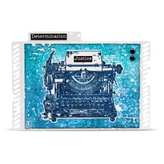 Blaue Bastelkarte mit gestempelter Schreibmaschine und Justice-Schriftzug