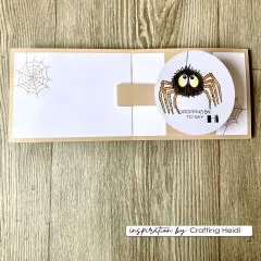 Aufgeklappte beige Karte mit rundem Ausschnitt, kolorierter Spinne und Spinnennetz-Ecken