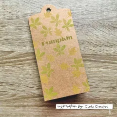 Mit Blättern bestempelter Geschenkanhänger aus Kraftpapier mit Schriftzug 'Hey Pumpkin'