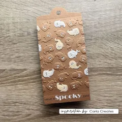 Geprägter und kolorierter Geschenkanhänger aus Kraftpapier mit Geister-Relief und Schriftzug 'Have a Spooky Day'