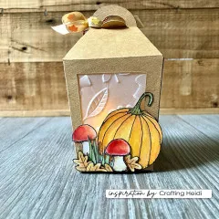 Kraftfarbene Laternen-Geschenkbox mit geprägtem Blätterfenster, zwei roten Fliegenpilzen und einem Kürbis