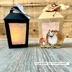 Zwei herbstliche Laternen-Geschenkboxen mit geprägtem Fensterausschnitt, eine schwarz, eine in Kraftpapier-Optik mit Igel-Motiv