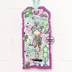 Grünes Anhänge-Tag mit der Näh-Figur, mehreren Garnrollen und Schriftzug sewcioPath