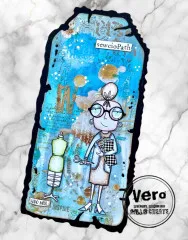 Blaues Anhänge-Tag in Marmoroptik mit der Näh-Figur, Schneiderpuppe und Garnrollen in Pastelltönen