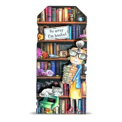 Beispielanhänger mit Bücherregal-Fotohintergrund, Blüten und Spruch „go away, I'm booked"