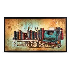Breites Mixed-Media-Bild mit Bücherregal, türkiser Vintage-Schreibmaschine und der Zahlen-Buchstaben-Code-Stanzform am unteren Rand