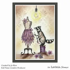 Koloriertes Bild einer Schneiderpuppe im violetten Blütenkleid neben einem Waschbären, der auf einer Garnrolle näht, unter einer Glühbirne