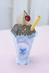 Fertig gestaltete Eisbecher-Box mit Karo-Muster, Namensschild 'Leann' und blauer Schleife.
