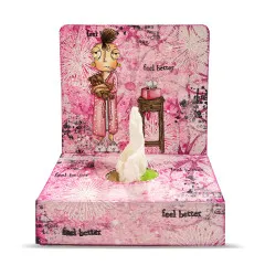 Als Taschentuchbox gestaltete 3D-Beispielkarte in Rosa mit Blüten-Prägung, Nachttisch-Motiv und mehrfachem Spruch „feel better"