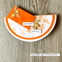 Halbrunde orangefarbene Herbstkarte mit gestanztem Blättermuster und Schriftzug 'Autumn Leaves'