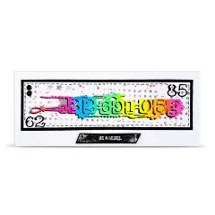 Weiße Karte mit der langen Zahlen-Buchstaben-Code-Stanzform in Regenbogenfarben und Wortsticker „Be a Rebel"