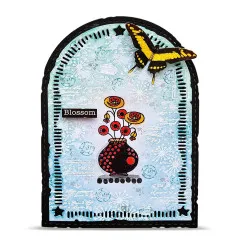 Hellblaue Bogenkarte mit gestempelter Blumenvase, gelbem Schmetterling und Wortsticker „Blossom"