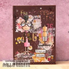 Braune Mixed-Media-Karte mit der Näh-Figur, Schneiderpuppe und Garnrollen vor gestempeltem Musterhintergrund