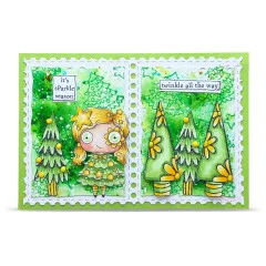 Doppelte Briefmarken-Karte mit der Mädchenfigur und drei gemusterten Tannenbäumen, Sprüche 'it's sParkle season' und 'twinkle all the way'.