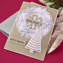 Weihnachtskarte mit holografischem Schneeflockenkranz, Tannenbaum-Applikation und den Sprüchen 'Cool Yule' und 'Let It Snow'.