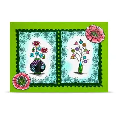 Grüne Doppelkarte im Briefmarken-Stanzrahmen mit zwei Blumenvasen und aufgeklebten Mohnblüten