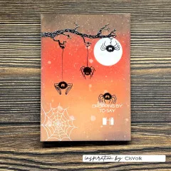 Braun-orange Nachthimmel-Karte mit Vollmond, Ast und drei hängenden Spinnen-Silhouetten sowie Schriftzug 'Dropping by to say Hi'