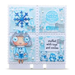 Briefmarken-Collage-Karte in Eisblau mit der Mädchenfigur, Kuscheltieren und Schneeflocke.
