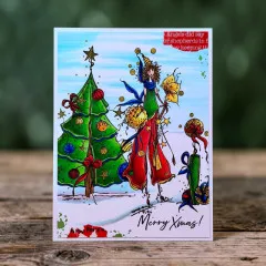 Beispielkarte mit rot-orange gekleideter Feenfigur neben Tannenbaum, Bibelvers-Ausschnitt, auf Holzbrett fotografiert.