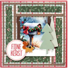 Weihnachtskarte "Fijne Kerst" mit weihnachtlich geschmücktem Briefkasten, Tannenbäumen und Eichhörnchen.