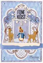 Weihnachtskarte "Fijne Kerst" mit Hase im Mantel, zwei Rehen und Schneeflocke im Spitzenrahmen.