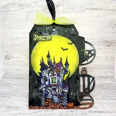 Koloriertes Anhänge-Tag mit Vollmond, gestempeltem Spukhaus-Motiv, Hexe auf Besen und Eule