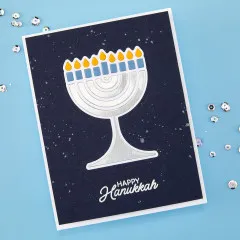 Fertige Chanukka-Karte mit silberner geprägter Menorah, Sternenhimmel-Hintergrund und dem Gruß 'Happy Hanukkah'.