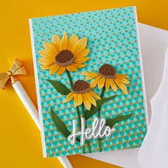 Fertige Grußkarte mit den drei Sonnenhut-Blüten in 3D-Optik auf goldgepunktetem Türkis-Hintergrund, Schriftzug Hello, Stift und Geschenkband als Deko