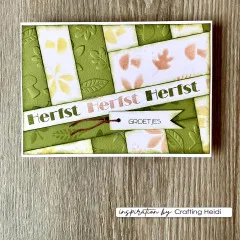 Grüne Patchwork-Karte aus geprägten Blätterfeldern mit Schriftzug 'Herfst Herfst Herfst' und Anhänger 'Groetjes'