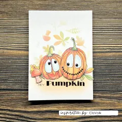 Karte mit blassem Blätter- und Pilz-Hintergrund, zwei kolorierten Kürbisgesichtern und einem Fliegenpilz, Schriftzug 'Hey Pumpkin'