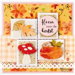 Herbstkarte "Hoera voor de herfst" mit Blatt, Fliegenpilz und Kürbis im Briefmarken-Layout.