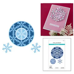 Fertige Grußkarte mit weißem geschichtetem Schneeflockenkranz, rosa Perlenakzenten und dem Schriftzug 'Holiday Sparkle'.