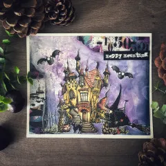 Lila getönte Karte mit dem Spukhaus-Motiv, fliegenden Fledermäusen, Hexe und Schriftzug Happy Haunting