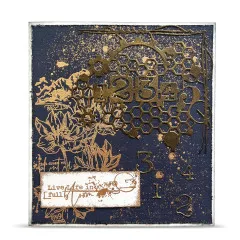 Dunkelblaue Karte mit goldgeprägter Waben-Zahlen-Stanzform, Blütenzweig und Schriftzug „Live Life in full bloom"