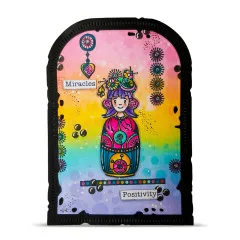 Beispielkarte mit Matroschka-Figur vor Regenbogen-Hintergrund und den Wortstempeln „Miracles" und „Positivity"