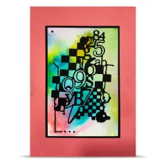 Rosa gerahmte Karte mit der Karo-Buchstaben-Stanzform auf regenbogenfarbenem Aquarellhintergrund