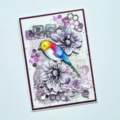 Violette Karte mit gemaltem bunten Vogel, weißen Blüten und der Waben-Zahlen-Stanzform
