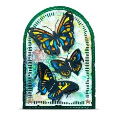 Grüne Bogenkarte mit drei mehrfarbig kolorierten Schmetterling-Stanzformen im Buntglas-Look